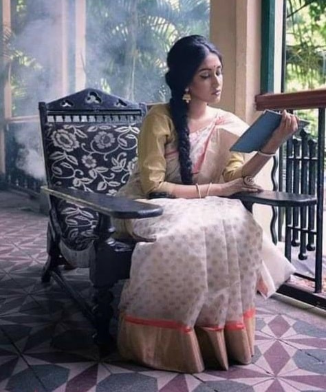 The Enchanting Seated saree Pose-min